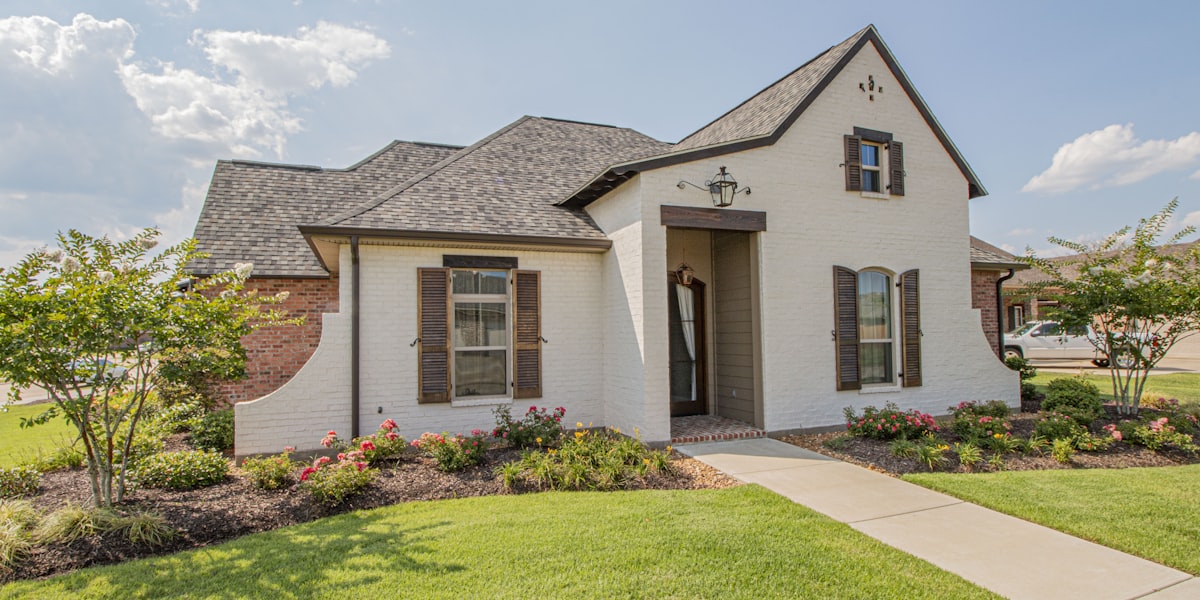 Family-friendly neighborhood with tree-lined streets in DFW